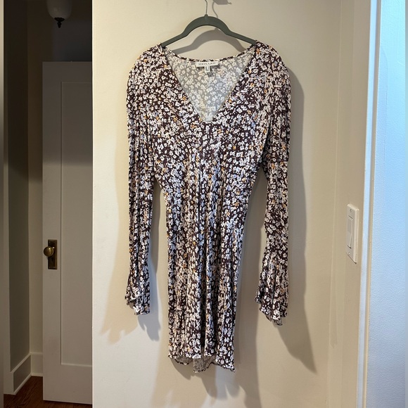 Shona Joy Billie dress with iconic bell sleeves and boho glamour. - Picture 3 of 5